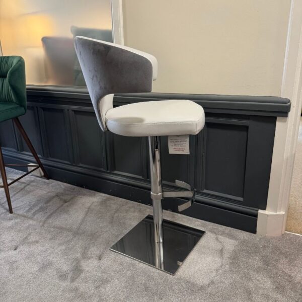 Wing Gas Lift Bar stool